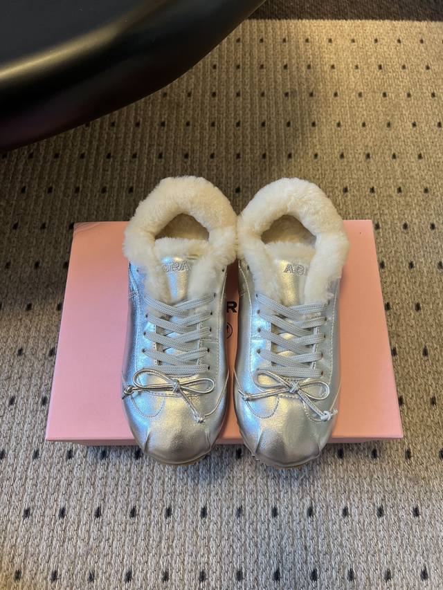 Abr* 25Ss复古加绒圆头蝴蝶结平底加绒德训鞋 内里是360°全包裹的厚绒毛，从鞋垫到鞋口都有绒面覆盖，上脚像“行走的电热毯”，适合秋冬甚至北方初雪天气穿。