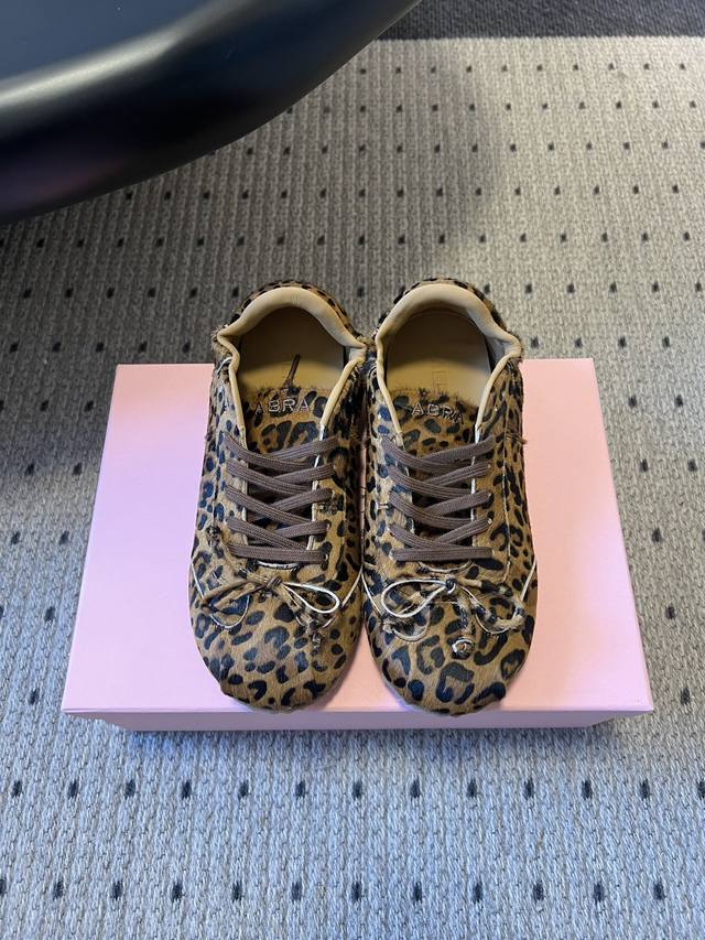 Abr* 25Ss复古圆头蝴蝶结平底芭蕾风德训鞋 把芭蕾鞋的优雅和德训鞋的复古休闲结合，既有少女感又不失街头松弛感。采用麂皮、缎面、皮革等多种材质，鞋面拼接有纹