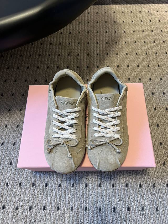 Abr* 25Ss复古圆头蝴蝶结平底芭蕾风德训鞋 把芭蕾鞋的优雅和德训鞋的复古休闲结合，既有少女感又不失街头松弛感。采用麂皮、缎面、皮革等多种材质，鞋面拼接有纹