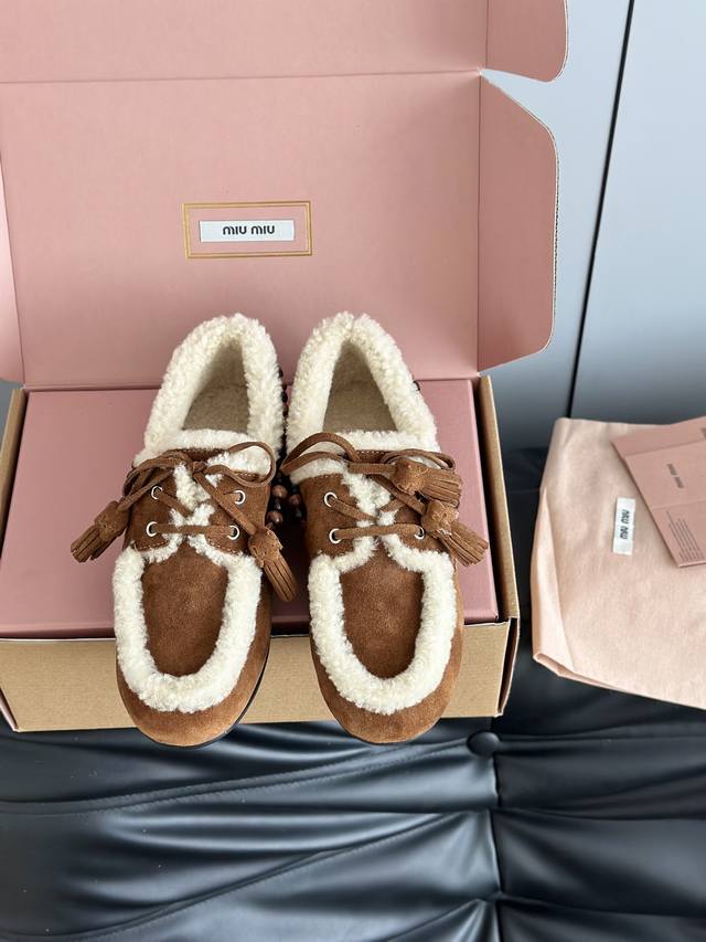Miumi*25新款羊羔毛流苏乐福鞋 Deck Shoes 羊毛乐福鞋，有棕色、深棕色等复古色调可选；鞋边和鞋口点缀白色毛绒，形成鲜明对比，既保暖又增添可爱氛围