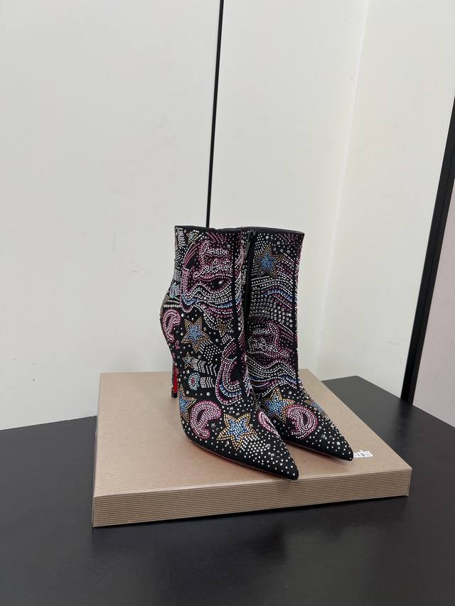 Christian Louboutin路铂廷Cl 红底鞋 25Ss最新Cl尖头侧拉链高跟水钻短靴 Bs明星同款，平台主播、网红博主倾情演绎，时尚优雅气质 尽显性