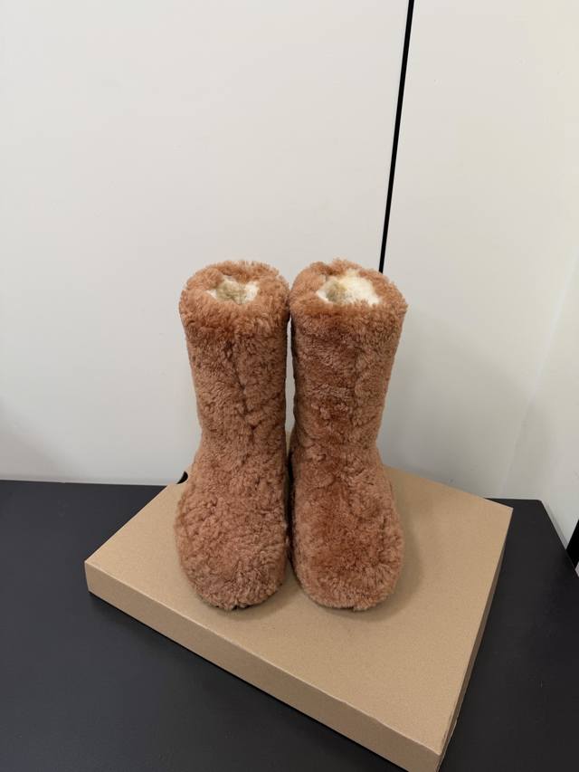 Ugg2025秋冬羊羔毛保暖雪地靴 今年最值得入手的靴子 没有之一！今年秋冬确实泰酷辣 秋冬限定款 专柜非常难买 非常软巨好穿！脚感超赞！ 靴筒宽大 不管腿粗腿