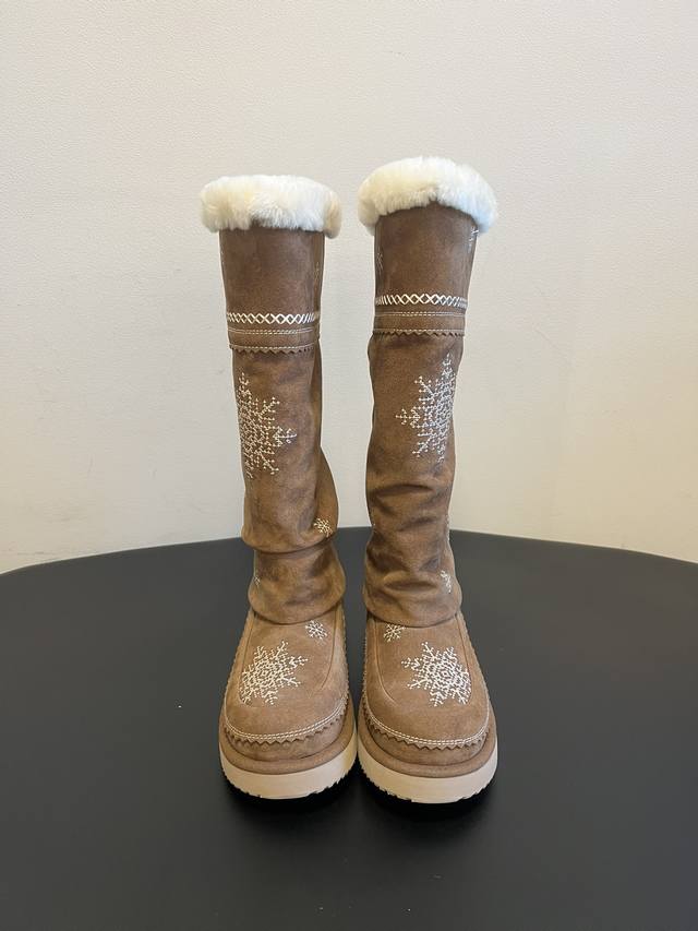 Unfolio 25Fw 秋冬复古雪花流苏长筒雪地靴堆堆靴 融合了民族风与冬日元素，流苏装饰和雪花刺绣增添了独特的复古韵味与浪漫气息。采用麂皮材质，质感细腻；鞋