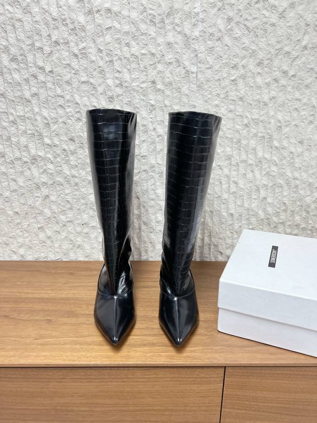 G741 Jacquemus 小众潮牌 25Ss秋冬新款 拼接 尖头 猫跟 长靴宽筒靴 麂皮材质柔软有质感，蛇纹皮革则增添野性与高级感，两种材质的拼接工艺精细，