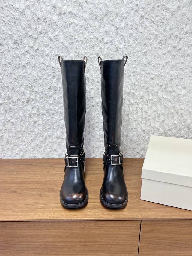 G741 Unfolo 小众潮牌 25Aw秋冬新款 Harper搭扣 中筒靴直筒靴 长靴 Harper 搭扣及膝靴以材质巧思演绎机车踝靴格调。黑色与栗棕色款选用