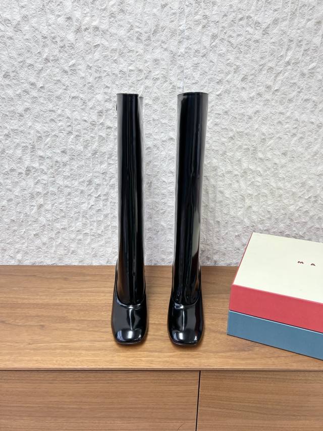 G111 Marni 玛尼 25Ss秋冬新款 粗跟 高跟 长筒靴 鞋型为长筒设计，贴合小腿线条 搭配粗跟，提升气场的同时保证了一定的稳定性 鞋身带有金属扣饰细节