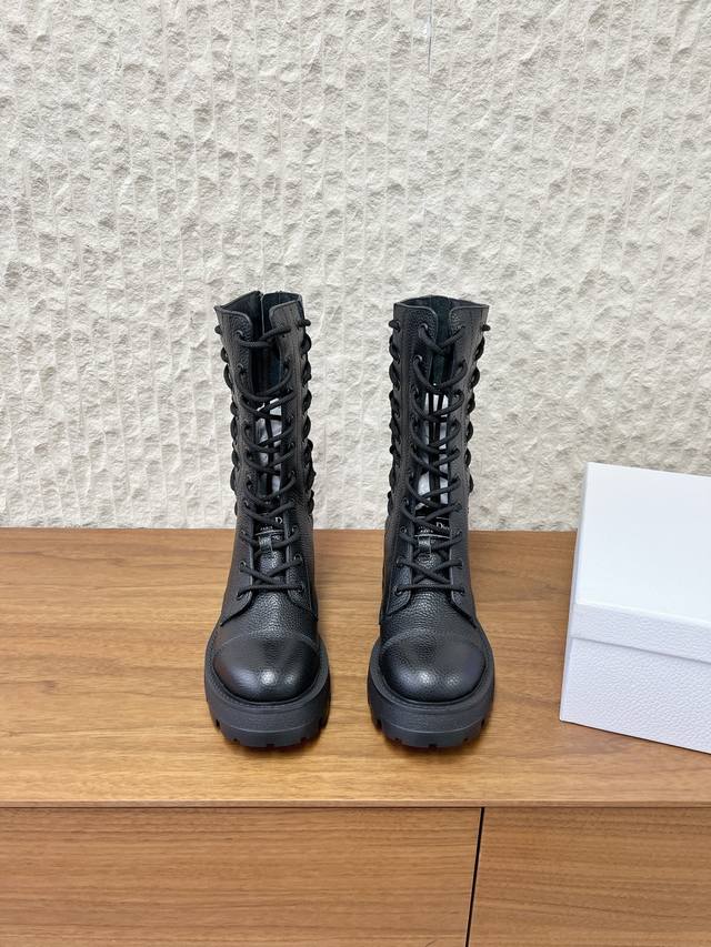 G637 Dior 迪奥 25Ss秋冬新款 系带马丁靴 短靴 彰显高订魅力 黑色橡胶效果牛皮革筒形设计 侧面饰以银色拉链饰面提升格调 搭配厚实而轻盈的凹口鞋底