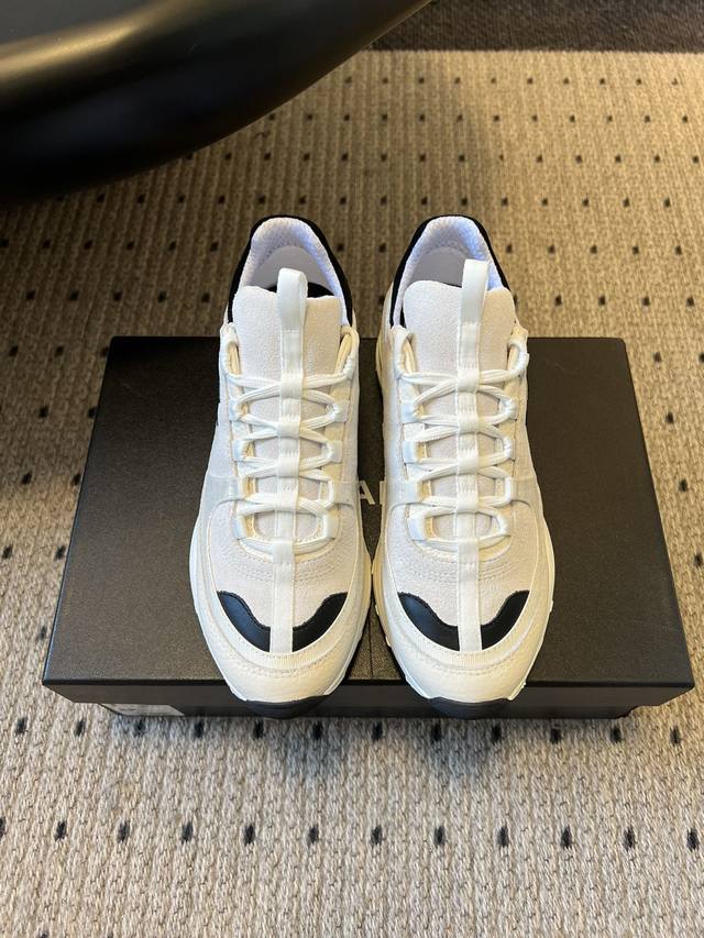 Chane* 25Ss 经典复古厚底运动鞋休闲鞋 融合香奈儿的优雅调性，厚底+拼色设计自带复古松弛感，同时通过品牌标识强化奢华属性。鞋面采用皮革+织物拼接，质感