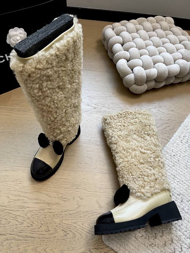 Chanel 25K秋冬新款毛绒蝴蝶靴子 毛毛靴还是很适合秋冬的～ 鞋面真羊毛 内里羊皮 原版大底 Size:35-39 其他码数定做