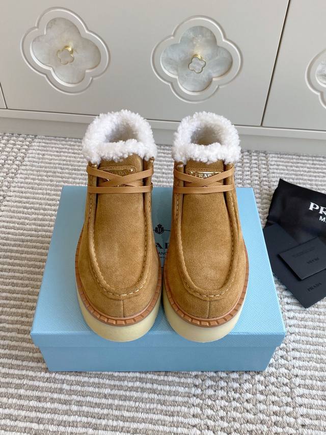 prada 普拉达 新品三角标厚底羊毛雪地靴 高帮绑带短靴 材质与工艺： 原版定制进口羊皮毛一体 170%真羊毛 保暖神器 Zp开模大底 Size：35-39