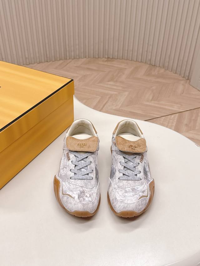 出女 男+10 情侣款 Fendi 芬迪最新款 复古阿甘鞋 德训运动鞋 高级绒面皮面拼接打造，灵感来自复古，全新演绎经典，轻便、舒适、透气的四季必备单品 无论是