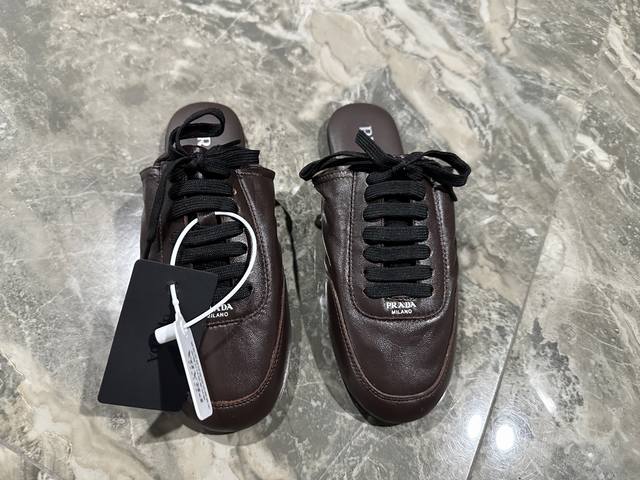 出厂价pp： 普拉达2025秋季新款半拖，牛皮款 35-41 全套原版包装