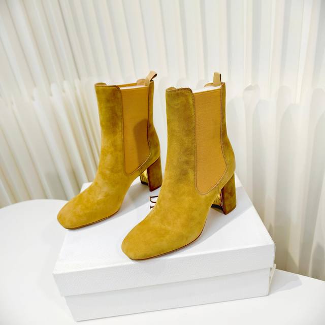 Dior 迪奥 高跟靴子系列金属字母跟及踝靴 松紧粗跟短靴Cd字母侧拉链短靴 这款 D-Art 带跟及踝靴是二零二五秋冬成衣系列，富有个性的廓形彰显高订风范。