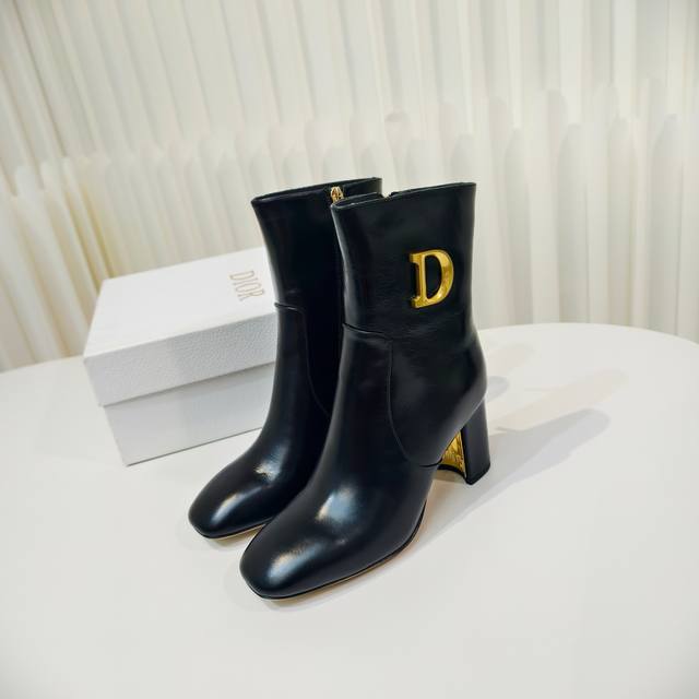 Dior 迪奥 高跟靴子系列金属字母跟及踝靴 松紧粗跟短靴Cd字母侧拉链短靴 这款 D-Art 带跟及踝靴是二零二五秋冬成衣系列，富有个性的廓形彰显高订风范。