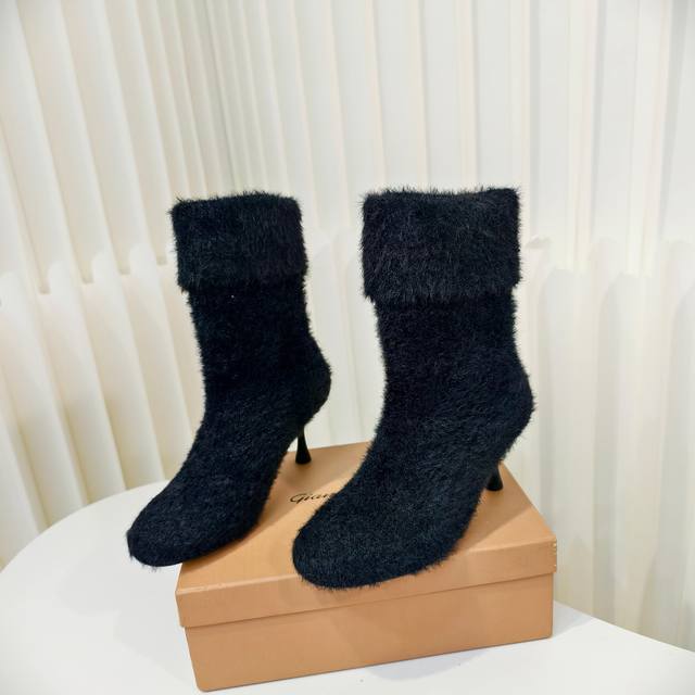 Gianvito Rossi冬季新款加绒保暖毛绒短靴女时尚防滑及踝靴 此款靴子采用毛线绒手工制作，纯色的裸靴，更好搭配冬季的各色大衣外套！半圆头设计，配上特色异