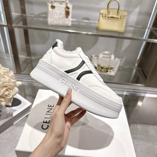 Celine赛琳 Block Triomphe牛皮革坡跟运动鞋厚底羊毛里小白鞋 鞋后帮压印凯旋门标志 早秋新款 凯旋门徽标系带 简单舒服，干净利落，增高显腿细