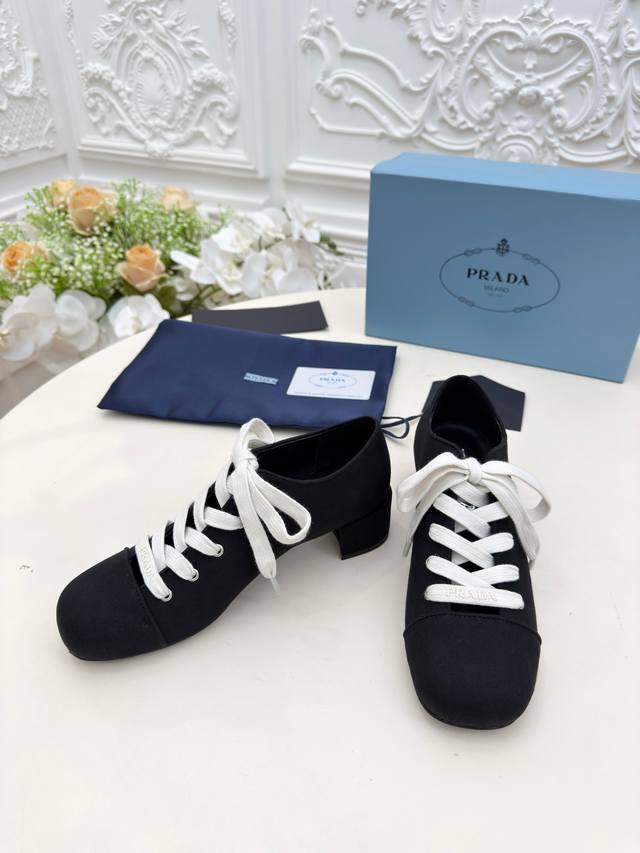 prada 225普拉达春夏新品，玛丽珍单鞋实力来袭prada Glow限时店很闪亮的单品2025S超级爆系列爆品，各大网红明星乔欣，程潇，刘令姿同款圆头三角扣