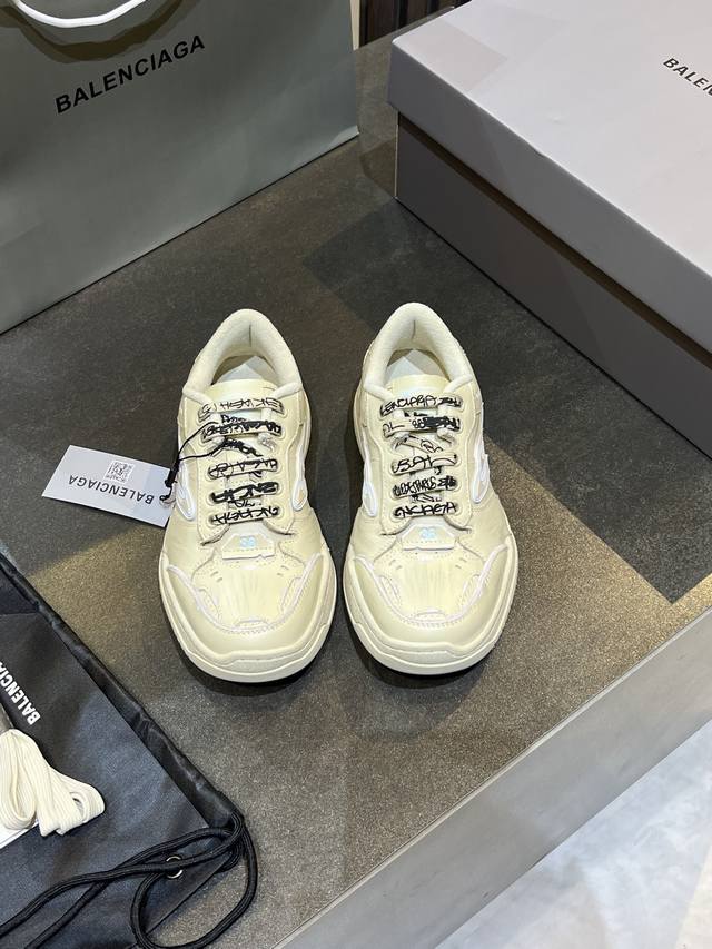 巴黎世家Balenciaga Winter25秋冬Hamp Tons运动鞋。创意鬼才Deanna掌舵下Winter25系列重塑时尚定义、而这款Hampton运动