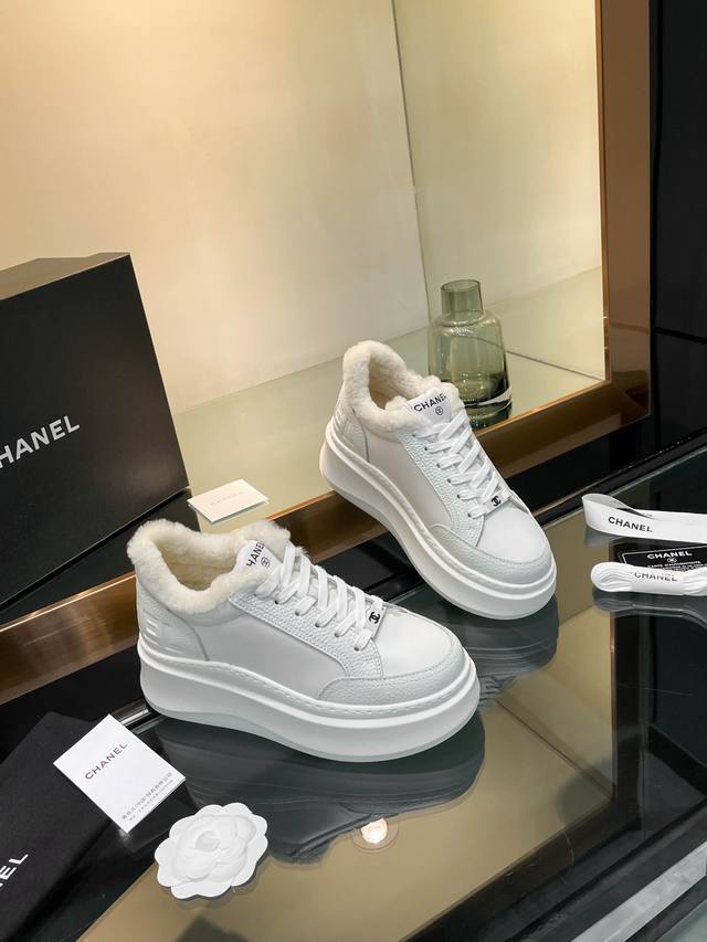 Chanl* 2025Sw网红明星同款 专柜最新走秀主打系列上新款， 牛皮字母一比一原版排列搭配。 内里垫脚：澳洲100%毛里。保暖超舒适。大底：私模稀模超轻T