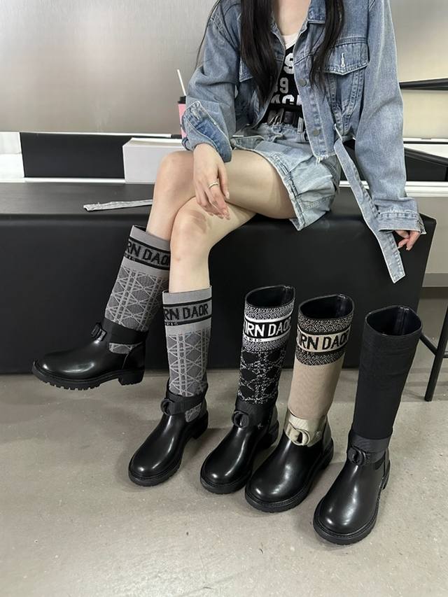 Dior拼色 秋冬新款靴子 ，秋冬最新电绣拼色字母Logo，圆头高筒骑士女靴，明星 那尔那茜同款，易梦玲同款。 材质：头层牛皮拼接电绣面料，羊皮内里垫脚，原版开