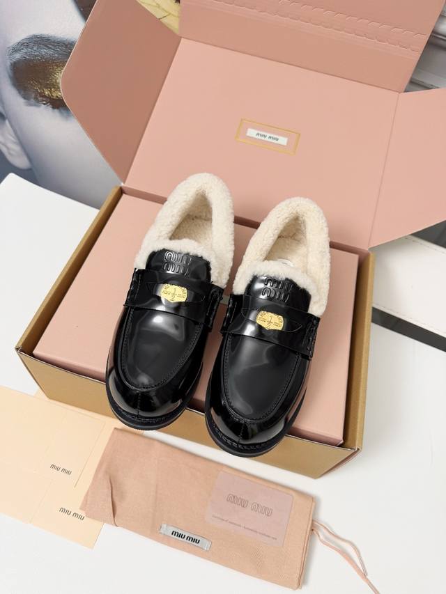 Miumiu 25Fw 金币乐福鞋 Miu女孩们的新色乐福来啦！今年秋冬的复古做旧的新色 牛皮材质！今年Miu爆火的不要不要的！都是那种做旧的皮质 穿上超好看