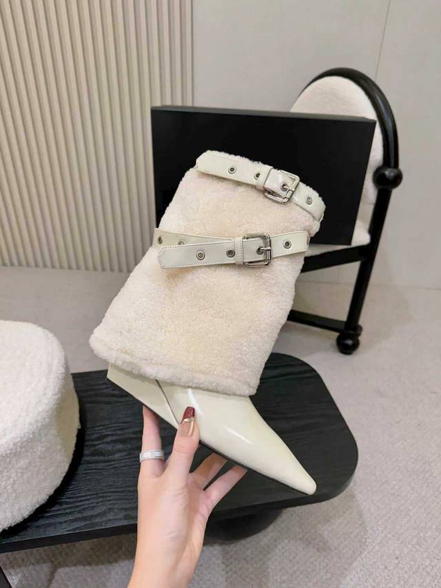 尖头一脚蹬筒靴｜皮带扣与双层皮的高级碰撞 源自香奈儿早春T台 造梦不夜城 系列 秀场同款终于能穿进日常重要时刻 小清新中透着贵气 上脚即惊艳 5.5Cm隐藏坡跟