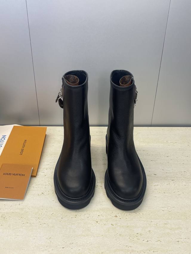 工厂p价p Louis Vuitton* 2025秋冬新款 Beaubourg朋克风格侧拉链机车及裸女短靴 Lv字母Logo五金老花皮带扣厚底圆头低跟拼色骑士靴