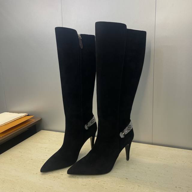 工厂p价p Louis Vuitton* 2025秋冬新款Legacy 侧拉链水钻机车及膝女长靴 Lv字母Logo高跟尖头拼色高筒马丁骑士靴 材质：鞋面进口小牛