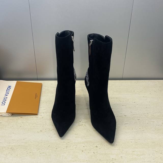 工厂p价p Louis Vuitton* 2025秋冬新款Legacy 侧拉链水钻机车及裸短靴 Lv字母Logo高跟尖头拼色马丁骑士靴 材质：鞋面进口小牛皮 进