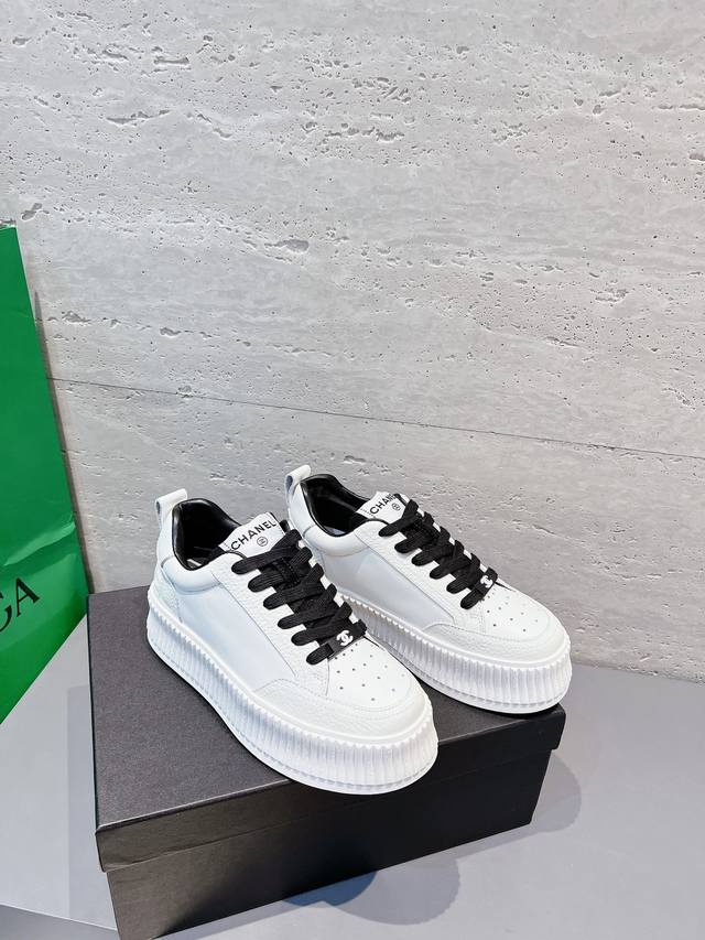 Chanel香奈儿厚底熊猫板鞋熊猫饼干鞋 香奈儿 Ss火爆熊猫鞋配色厚底休闲运动鞋板鞋 专柜同步 专柜非常火爆 非常难买的一款鞋 全网最火的厚底熊猫鞋 可想而知