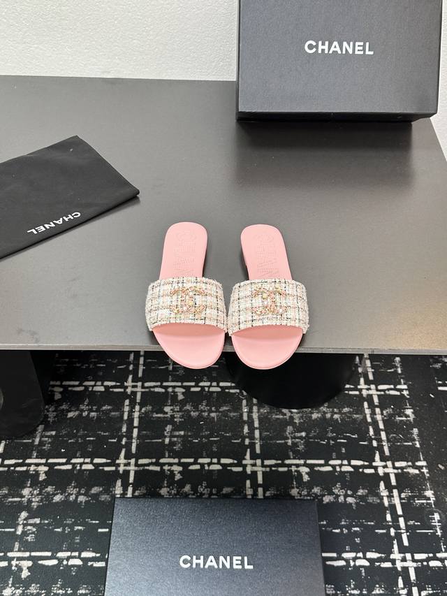 2025★★★★★ 众多明星网红上脚，国内外博主刷爆的一个百搭系列，春夏衣橱搭配必备 凉鞋首选. 鞋面：绸缎 内里: 进口水晶羊皮内里 大底：原版开模定制真皮大