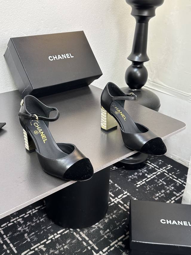 2025★★★★★ 众多明星网红上脚，国内外博主刷爆的一个百搭系列，春夏衣橱搭配必备 凉鞋首选.钻石扣 鞋面：羊皮 内里: 进口水晶羊皮内里 大底：原版开模定制