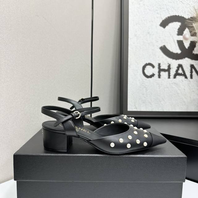 2025小香 本季秋冬季必备单品！！ 香奈儿秋冬重工爆款 小红书力推款，怎么搭配都好看，时髦精必备，香奈儿女士钟爱简约又难以抗拒系搭配展现与众不同的穿搭风格、自