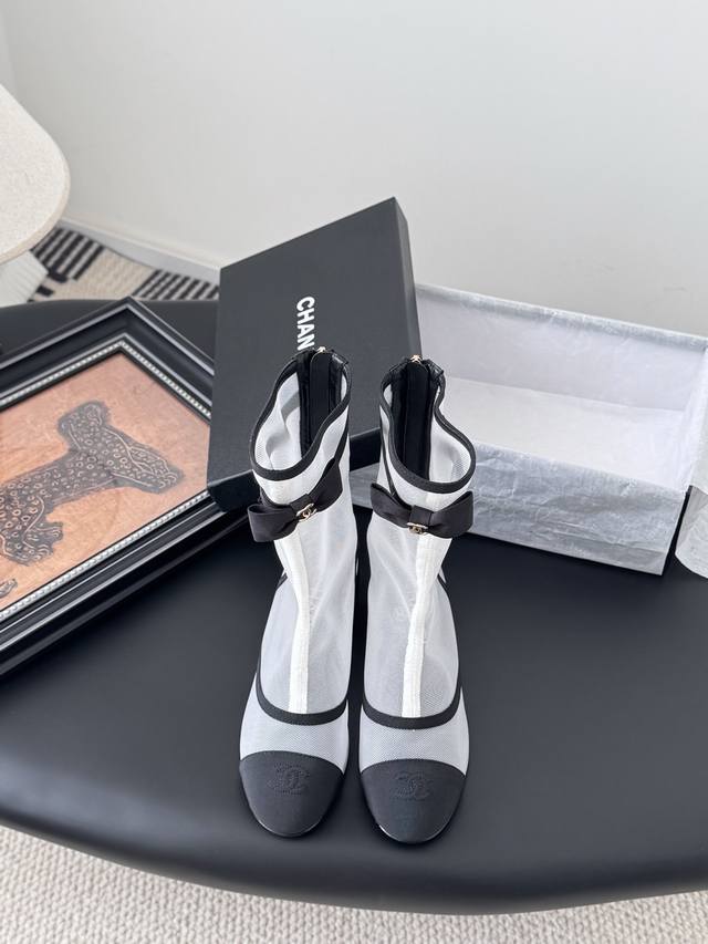 代购级 Chanel 25K新款网纱短靴 复古线条+透气网面，配色设计全在线！暴走一天脚感超舒适，运动风 混搭风随便玩，买完想天天穿它出门溜达烫。 鞋面网纱 内