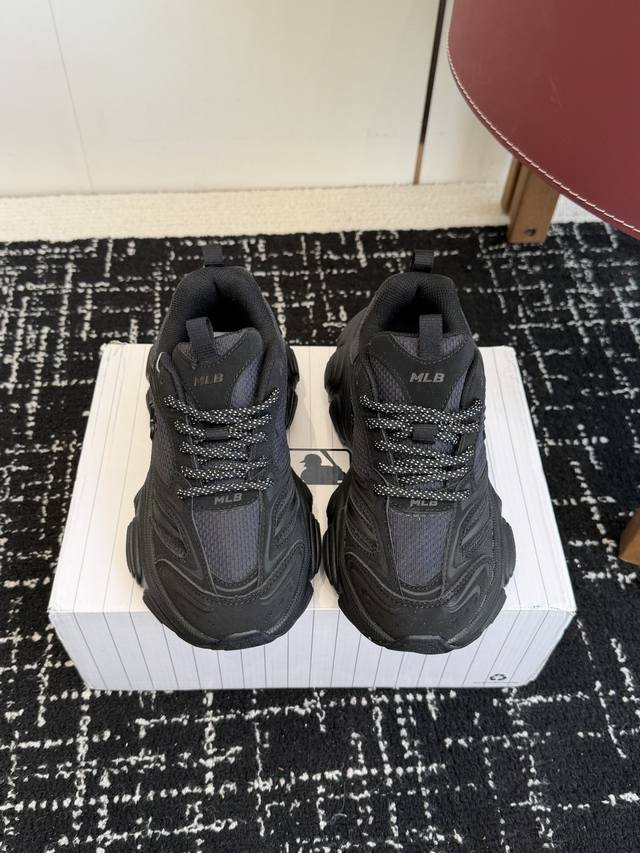 代购级 Mlb Winner Chunky百搭舒适休闲潮流运动厚底增高防滑耐磨低帮 情侣款 老爹鞋！ 微翘式鞋头设计，响应灵活。鞋身运用简洁的色彩进行搭配，缔造