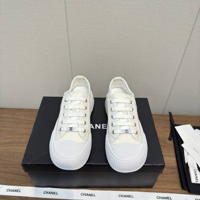 Chanel香奈儿 25 休闲鞋大头鞋 饼干鞋 厚底 增高鞋 经典款大鞋头 鞋面电绣菱格 瞬间提亮的感觉！ 日常百搭 搭配小裙子小短裤 绝绝子，软皱小牛漆皮，质