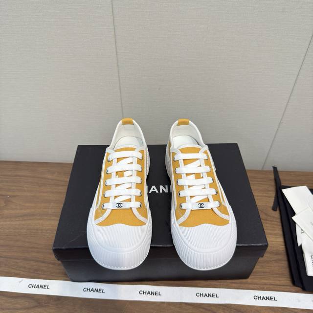 Chanel香奈儿 25 休闲鞋大头鞋 饼干鞋 厚底 增高鞋 经典款大鞋头 鞋面电绣菱格 瞬间提亮的感觉！ 日常百搭 搭配小裙子小短裤 绝绝子，软皱小牛漆皮，质