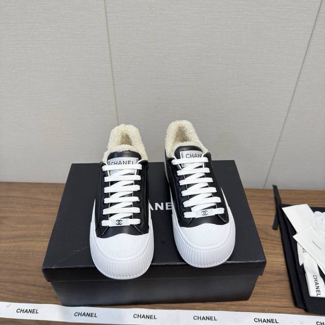 Chanel香奈儿 25 休闲鞋大头鞋 饼干鞋 厚底 增高鞋 经典款大鞋头 加毛里 鞋面电绣菱格 瞬间提亮的感觉！ 日常百搭 搭配小裙子小短裤 绝绝子，软皱小牛
