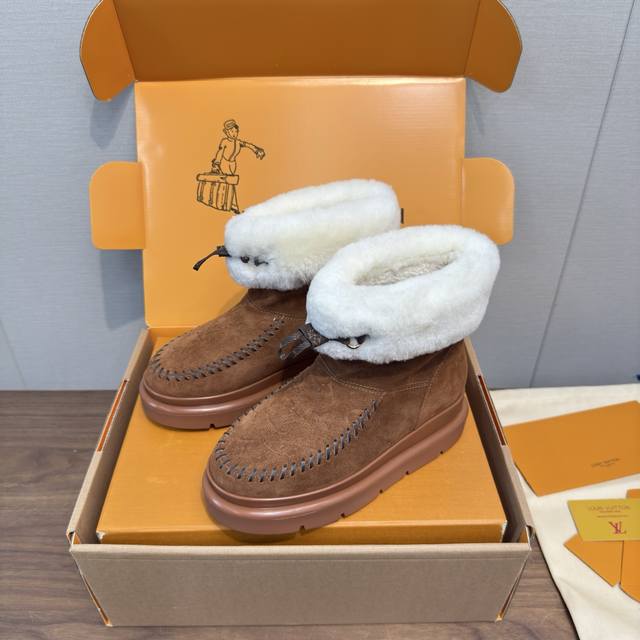 Louis Vuitto* 秋冬新款毛绒短靴 厚底一脚蹬毛毛鞋 高版本 鞋面融入Lv低调压纹标识，搭配标志性金属扣装饰，既有品牌辨识度又不张扬；鞋口是厚实毛绒翻