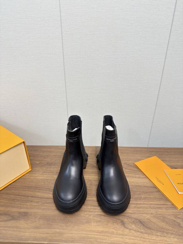 Lv驴牌25 秋冬季新款马丁靴 绑带靴系列_ 顶级 网红明星同款，小红书热推。保暖秋冬短靴 原版细节，超正版型，超级好看，上脚超大气，自带气质，鞋面牛皮复杂工艺