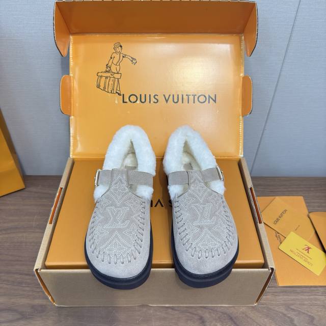 顶级品质 Louis Vuitton 25新款款秋冬 羊毛毛拖鞋 穆勒凉鞋 頂级品质纯皮毛一体直毛打造！超温暖的感觉，穿上仿佛踩在云朵上Lv经典老花装饰，精致高