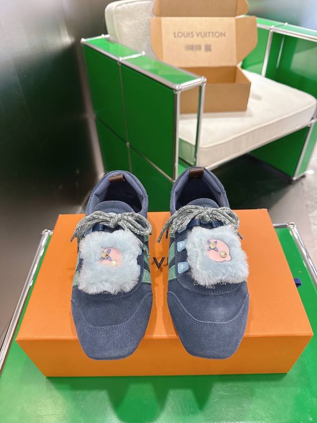 K053 Louis Vuitton Sneakerina系列芭蕾舞鞋 德训鞋 平底鞋休闲鞋 本款 Lv Sneakerina 芭蕾运动鞋为混合材质鞋面搭载柔韧