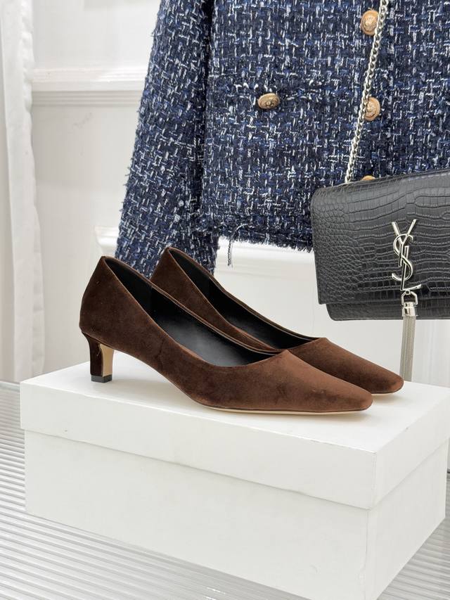 厂价 The Row25Wf新品复古小方头 猫跟高跟鞋单鞋 以“少即是多”的设计哲学为骨 将复古底蕴与现代优雅织入靴履肌理。 沉淀出不逐潮流的低调奢华。 标志性