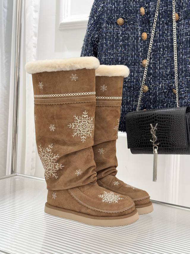 厂价 Unfolio25Wf新品复古雪花厚底雪地靴 当雪花吻上复古纹路 流苏随步履轻摇 这双雪地靴让冬日穿搭既抗寒又出片 羊皮毛一体内里裹住零下25℃的严寒 每