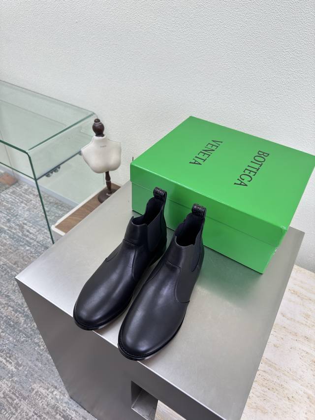 Bottega Venet* 染色真皮大底 男女款 Astaire 切尔西松紧短靴 男10 原版一比一做法 一致五金 黑色 小牛皮 当今流行的又一趋势 天花板啦