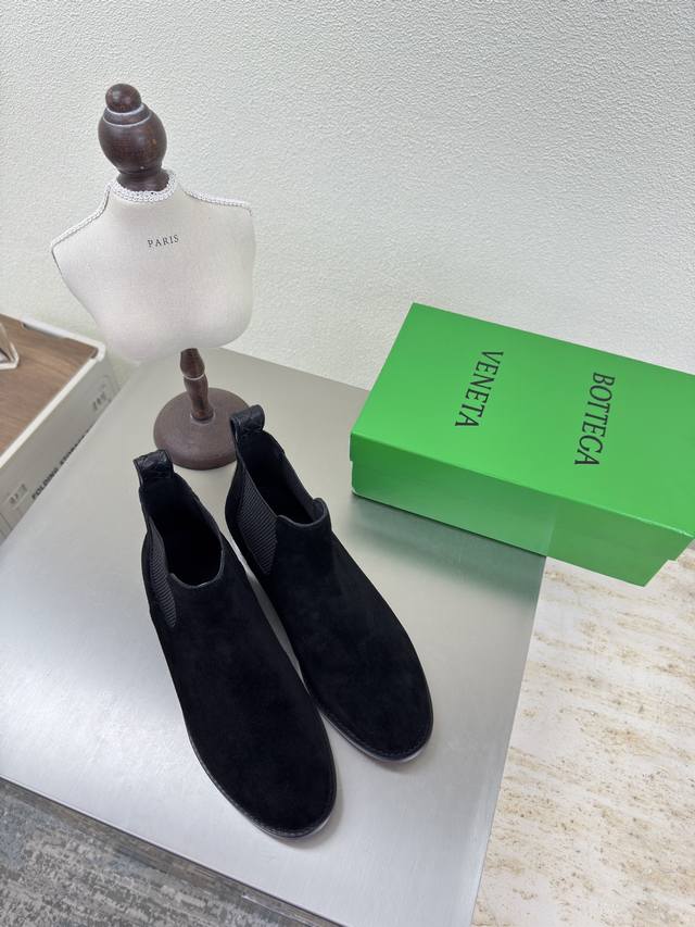 Bottega Venet* 染色真皮大底 男女款 Astaire 切尔西松紧短靴 男10 原版一比一做法 一致五金 黑色 高丝光牛反绒皮 当今流行的又一趋势