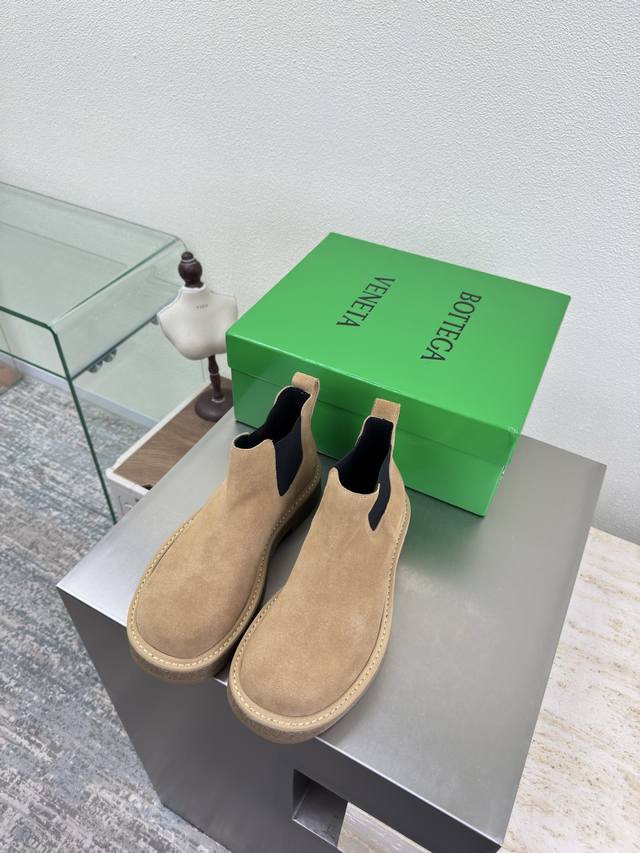 Bottega Venet* 男女款 Astaire 切尔西松紧靴 厚底 男10 原版一比一做法 一致五金 杏色 高丝光牛反绒皮 当今流行的又一趋势 天花板啦