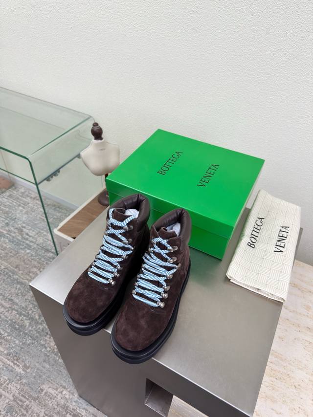 高丝光牛反绒皮 登山靴 Bottega Venet* 经典双层厚底设计 原版一比一做法 一致五金 咖啡色 高丝光 牛反绒皮 当今流行的又一趋势 天花板啦 双色百