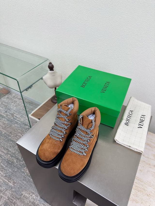 高丝光牛反绒皮 登山靴 Bottega Venet* 经典双层厚底设计 原版一比一做法 一致五金 棕色 高丝光 牛反绒皮 当今流行的又一趋势 天花板啦 双色百搭