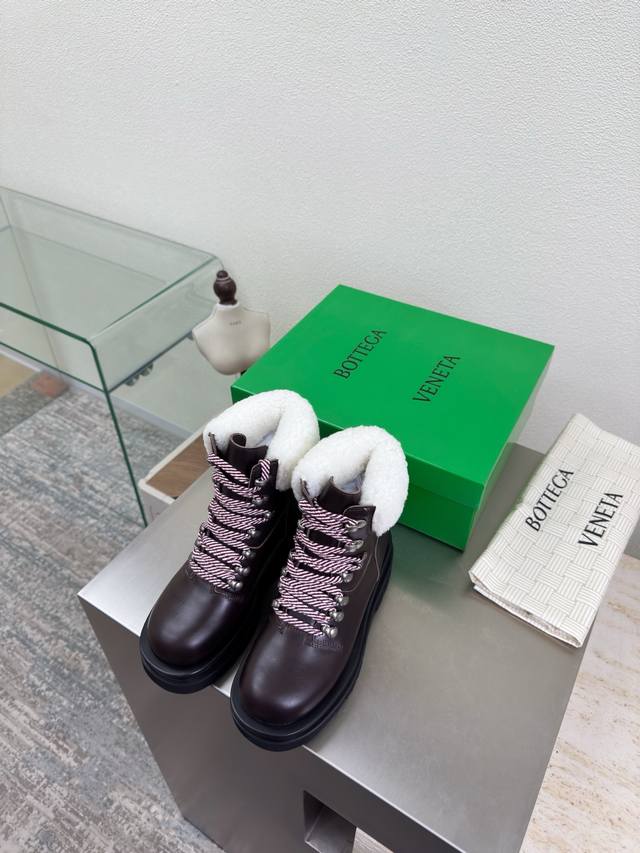 羊毛款 登山靴 Bottega Venet* 经典双层厚底设计 原版一比一做法 一致五金 咖啡色 小牛皮 当今流行的又一趋势 天花板啦 双色百搭 精致平底 包裹